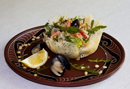 salat-chornomorskyj-u-korzyntsi-z-parmezanom